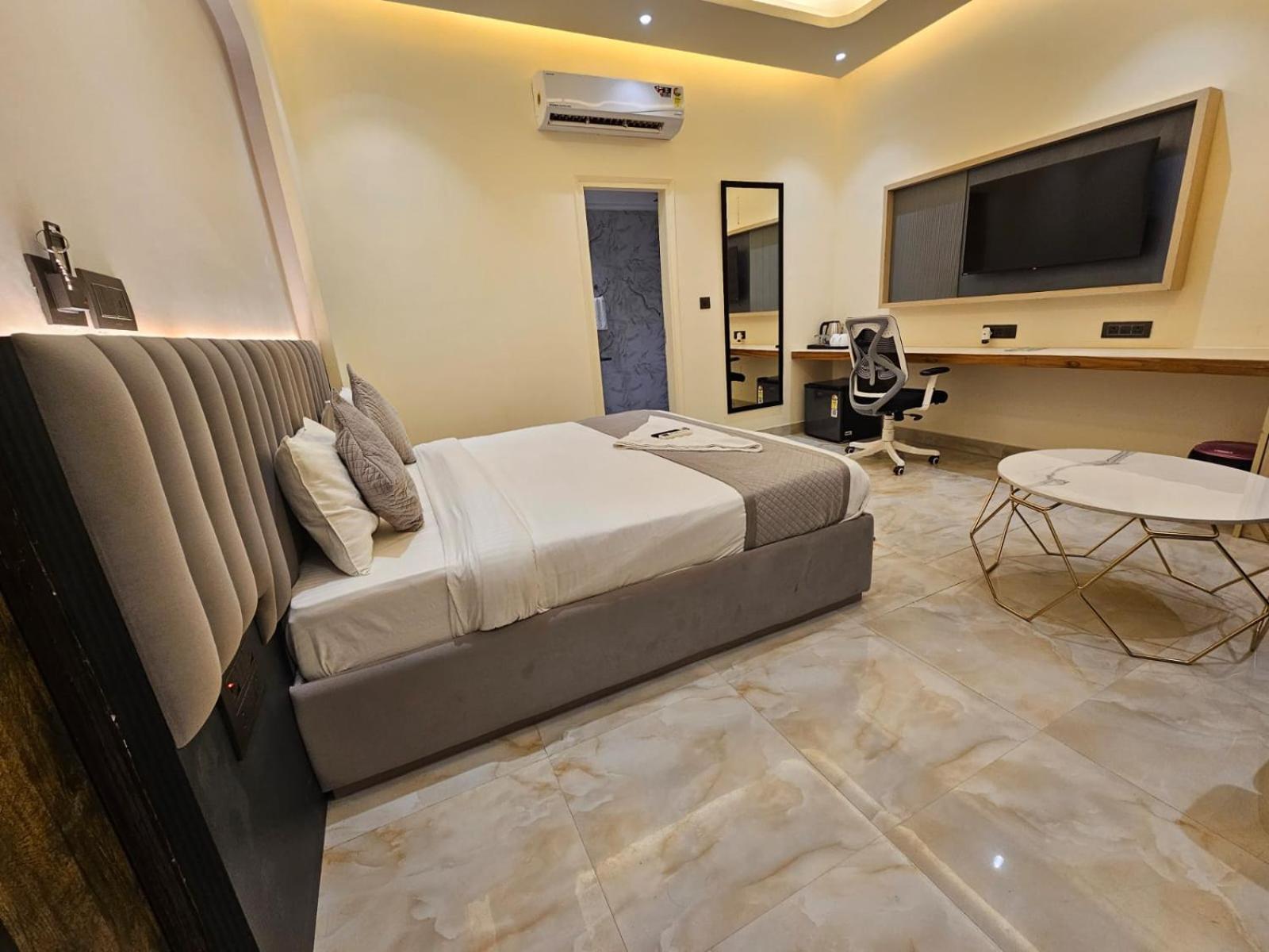 Hotel The Glass House Greater Noida Exterior foto