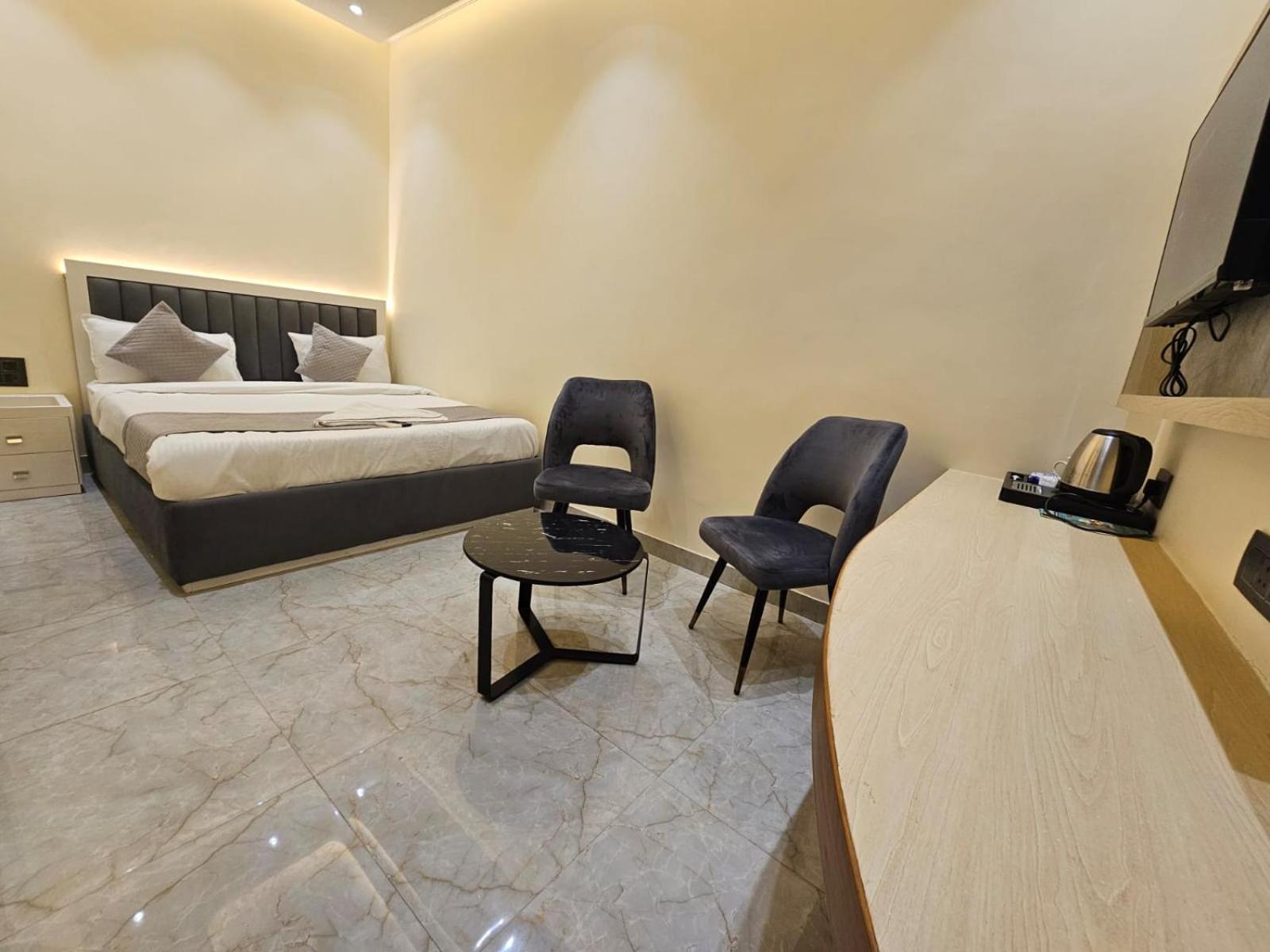 Hotel The Glass House Greater Noida Exterior foto